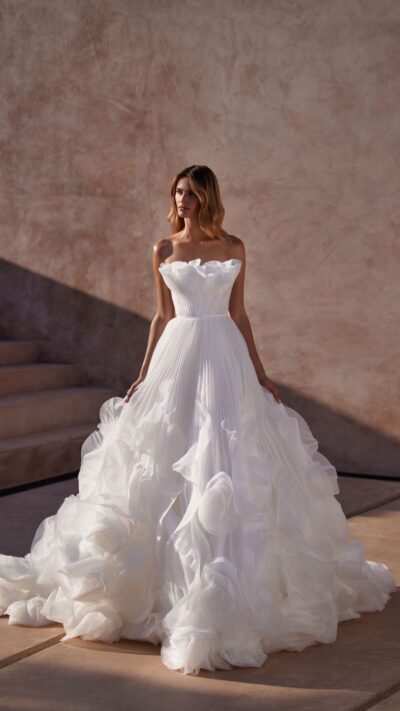 لباس عروس مدل مهستی – طراحی خاص با دامن حجمی و یقه آزاد