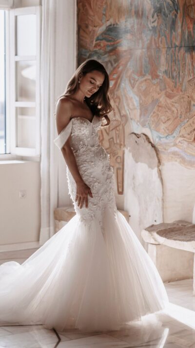 لباس عروس مدل آتلانتا – طراحی سلطنتی با یقه باز و دنباله بلند